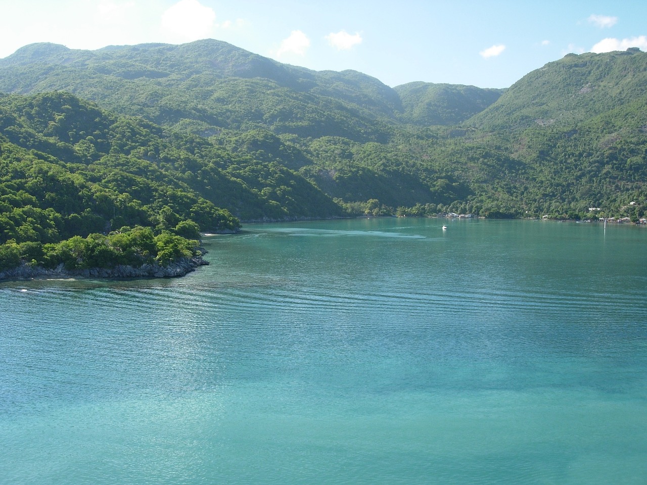 Les ressources naturelles sont cruciales pour l'avenir d'Haïti, car leur exploitation durable peut atténuer les risques environnementaux, tout en favorisant le développement économique et l'équité pour les générations présentes et futures.